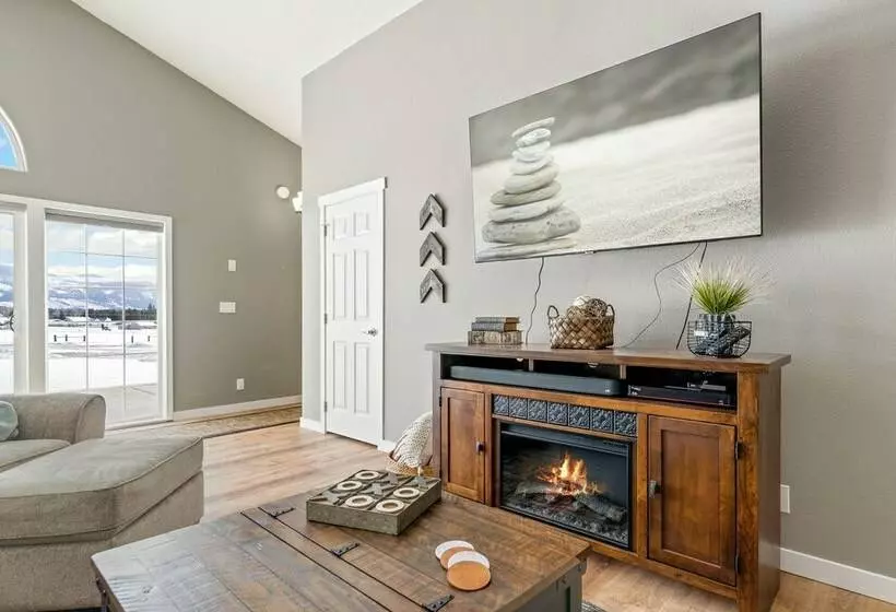 Oldtown Home W/ Private Yard + Mountain Views