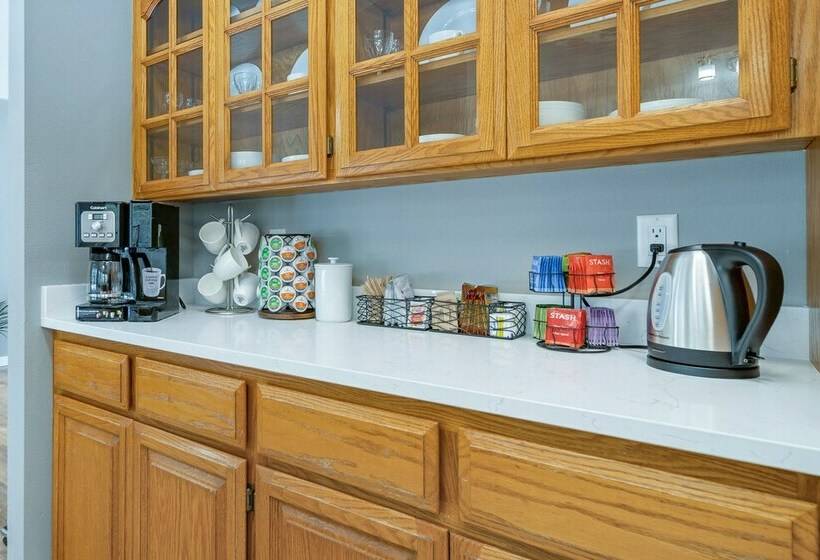 Oldtown Home W/ Private Yard + Mountain Views