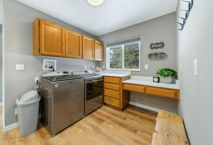 Oldtown Home W/ Private Yard + Mountain Views