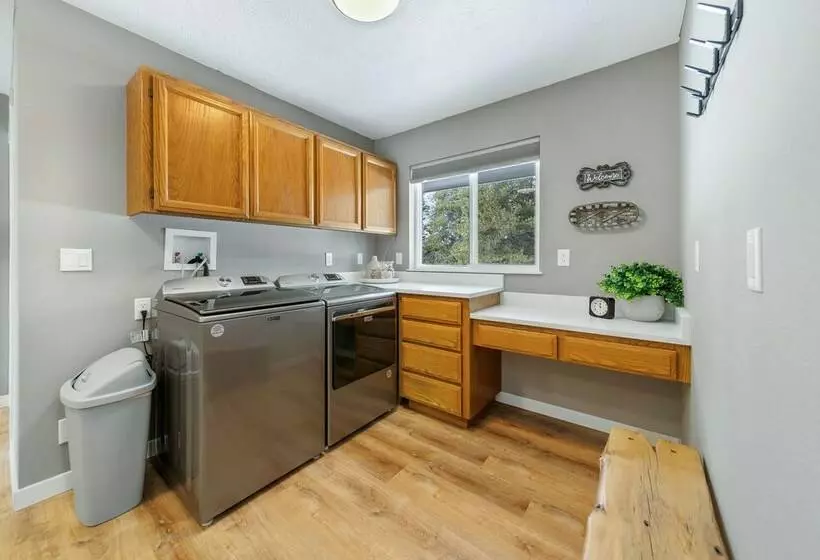 Oldtown Home W/ Private Yard + Mountain Views