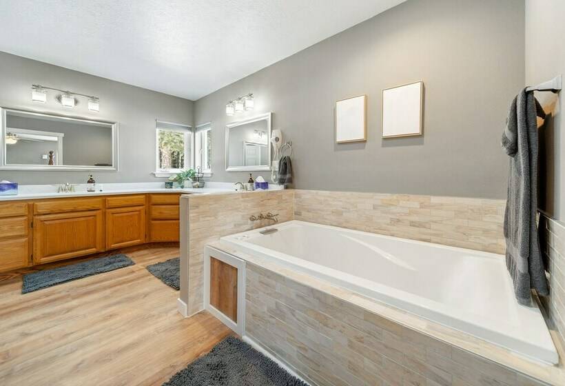 Oldtown Home W/ Private Yard + Mountain Views