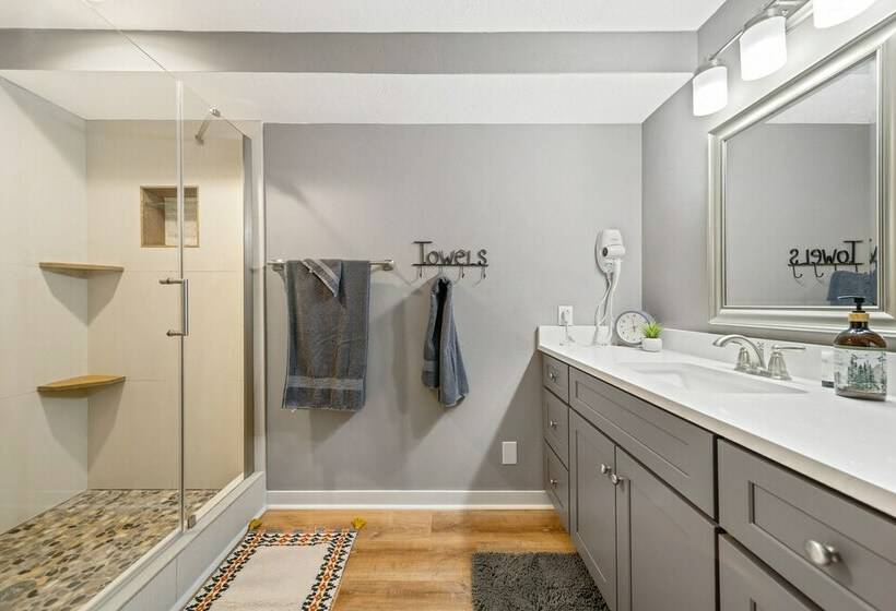 Oldtown Home W/ Private Yard + Mountain Views