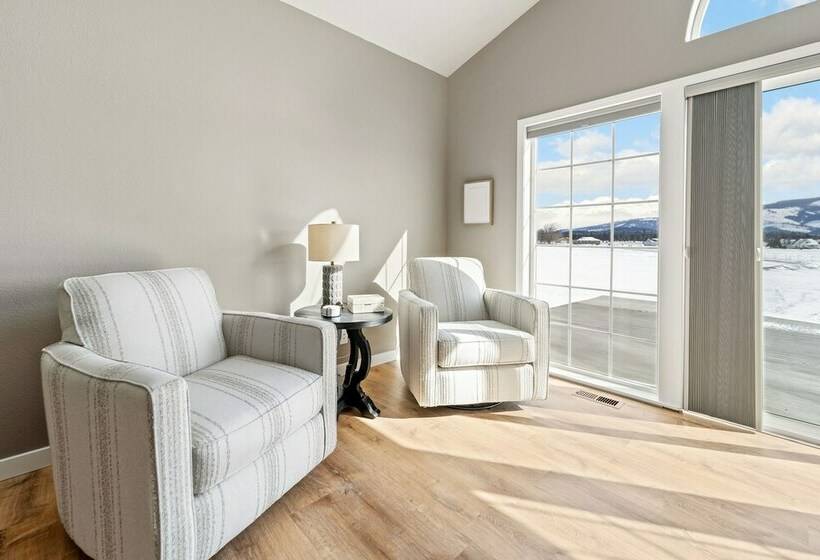 Oldtown Home W/ Private Yard + Mountain Views