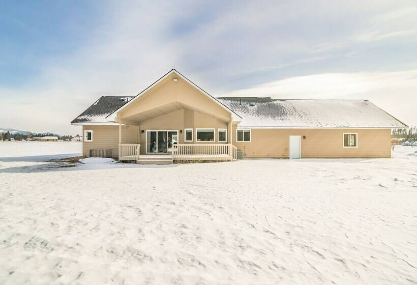 Oldtown Home W/ Private Yard + Mountain Views
