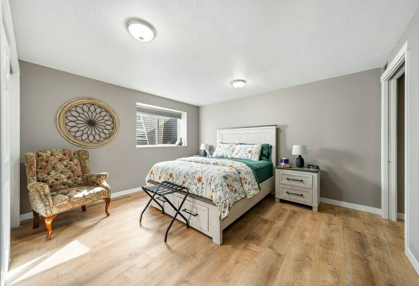 Oldtown Home W/ Private Yard + Mountain Views