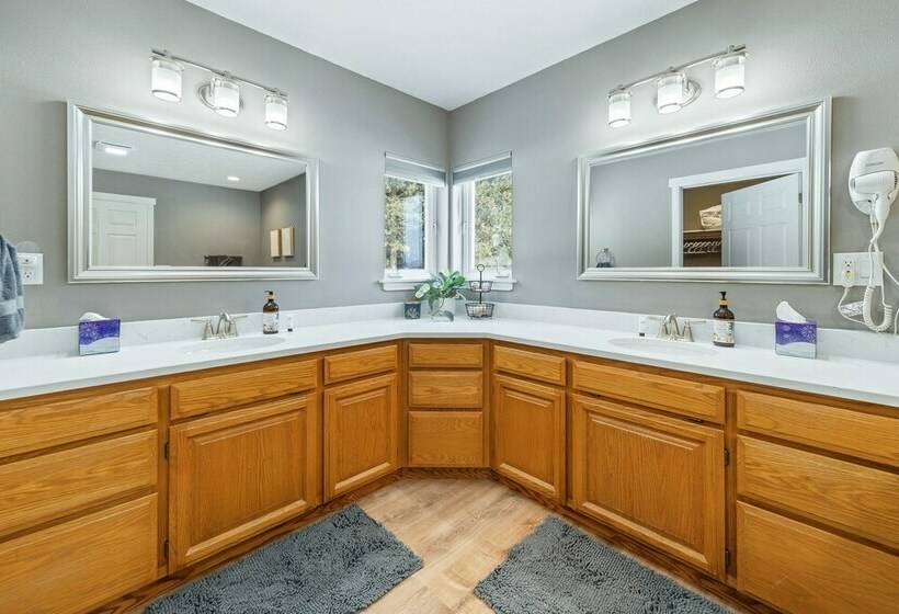 Oldtown Home W/ Private Yard + Mountain Views