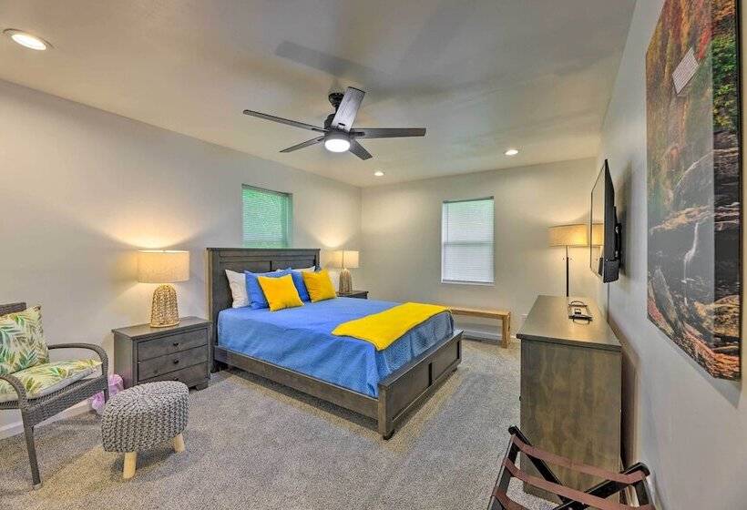 Pet Friendly Digs W/ Fire Pit & Large Yard!