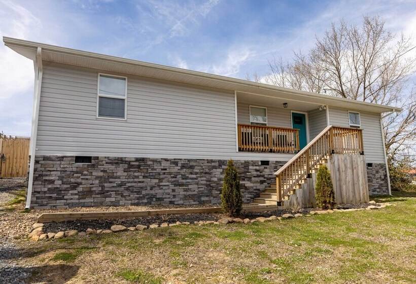 Pet Friendly Digs W/ Fire Pit & Large Yard!