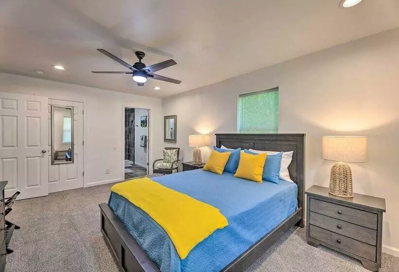 Pet Friendly Digs W/ Fire Pit & Large Yard!