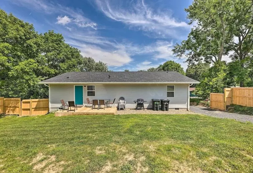 Pet Friendly Digs W/ Fire Pit & Large Yard!