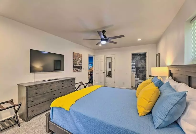 Pet Friendly Digs W/ Fire Pit & Large Yard!