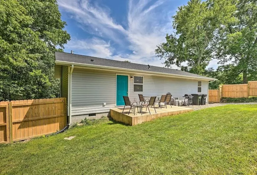 Pet Friendly Digs W/ Fire Pit & Large Yard!