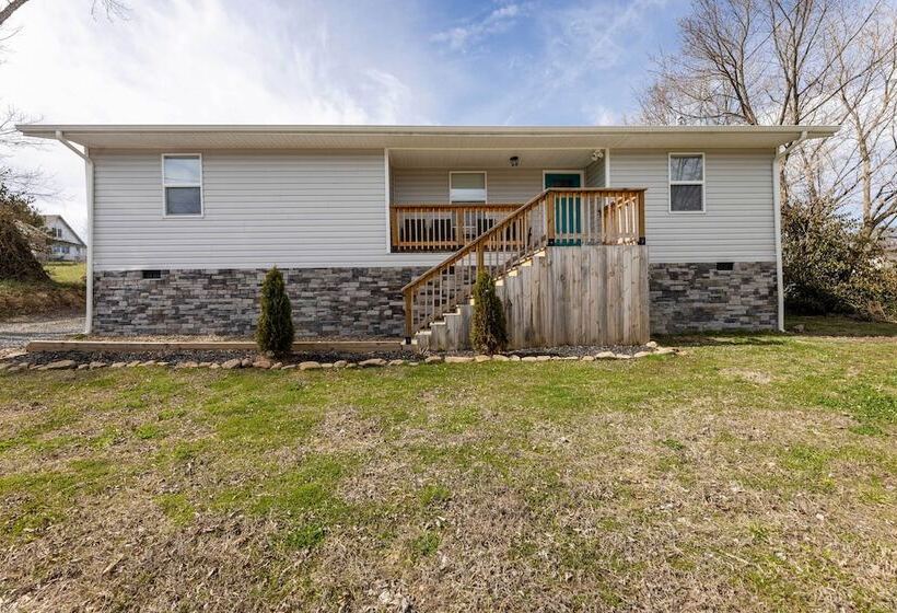 Pet Friendly Digs W/ Fire Pit & Large Yard!