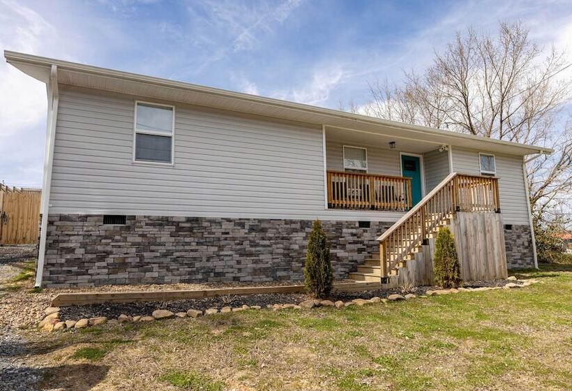 Pet Friendly Digs W/ Fire Pit & Large Yard!