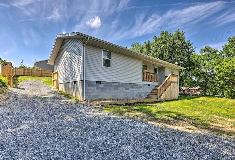 Pet Friendly Digs W/ Fire Pit & Large Yard!