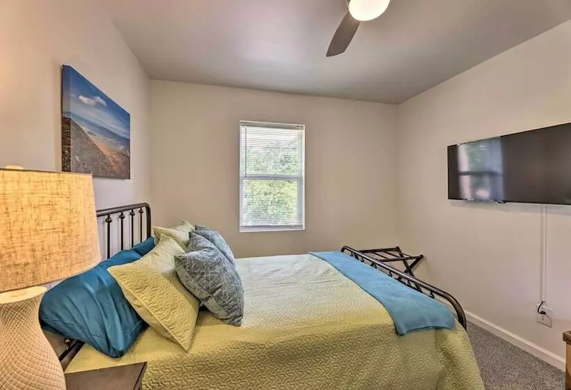 Pet Friendly Digs W/ Fire Pit & Large Yard!