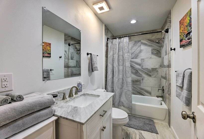 Pet Friendly Digs W/ Fire Pit & Large Yard!