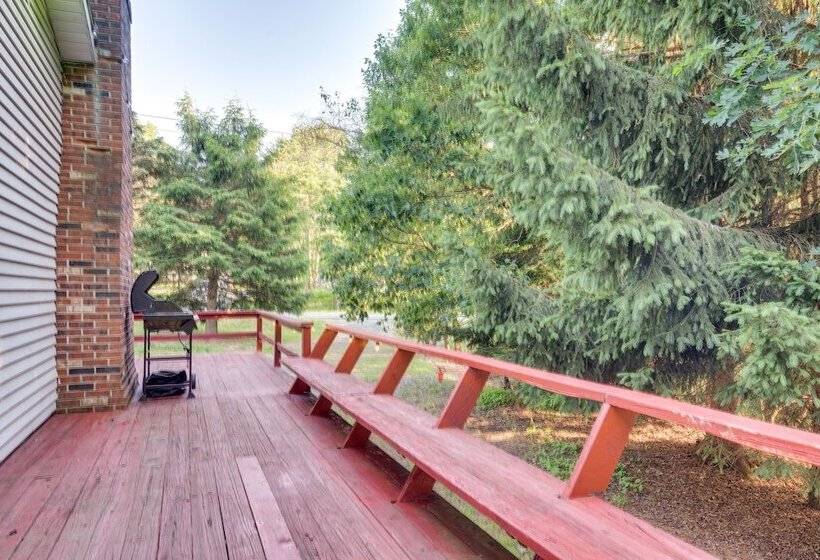 Poconos Home W/ Hot Tub, Game Room & Lake Access!