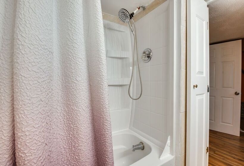 Poconos Home W/ Hot Tub, Game Room & Lake Access!