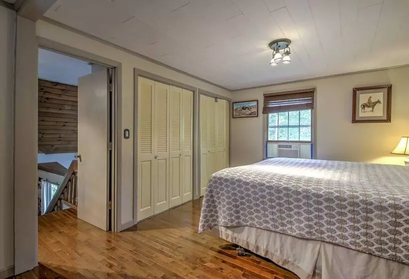 Rustic Intervale Hideaway W/ Deck & Wooded Views!