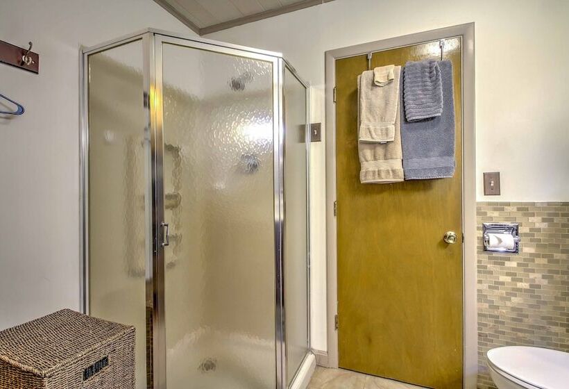 Rustic Intervale Hideaway W/ Deck & Wooded Views!