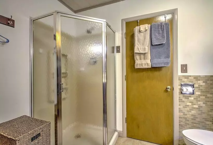 Rustic Intervale Hideaway W/ Deck & Wooded Views!