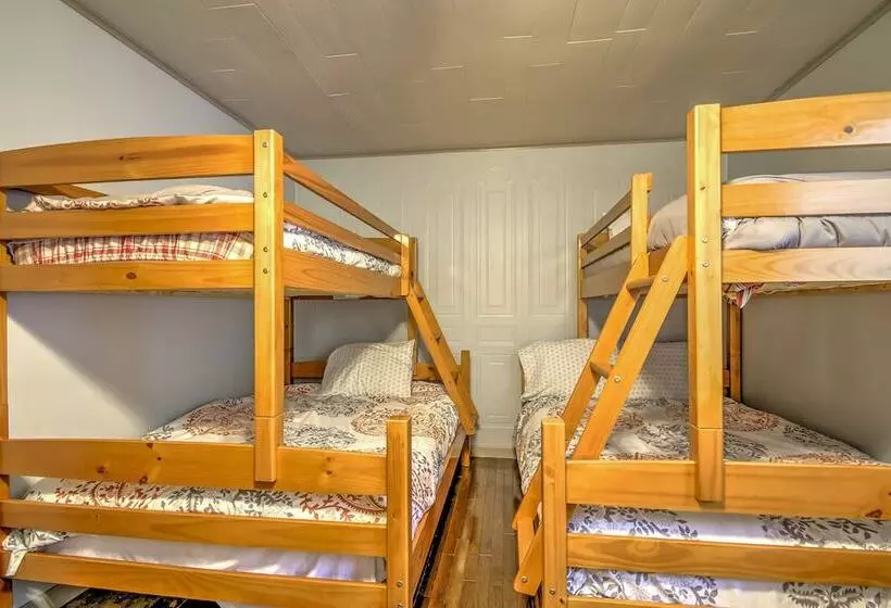 Rustic Intervale Hideaway W/ Deck & Wooded Views!