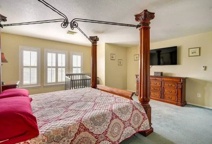 San Antonio Home W/ Private Hot Tub + Pool!