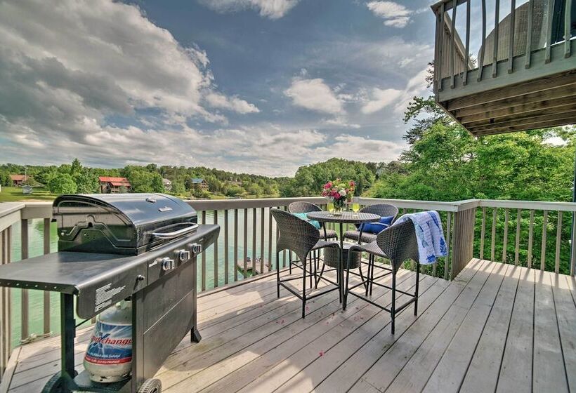 Sevierville Lake House W/ Deck & Foosball Table!