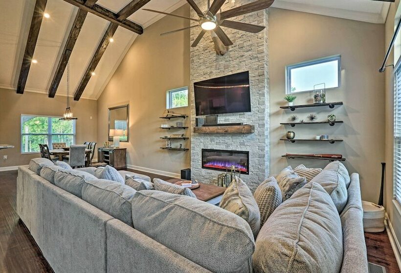 Spacious Family Home W/ Fire Pits, Large Yard