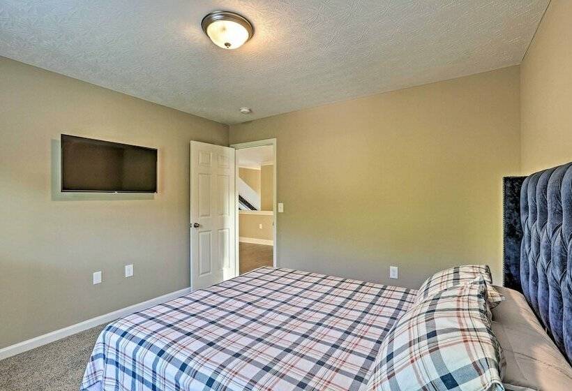 Spacious Family Home W/ Fire Pits, Large Yard