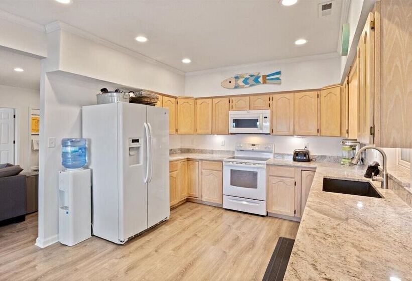 Private Dock: Spacious Lakefront Home In Stover