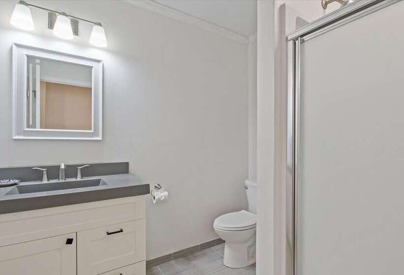 Private Dock: Spacious Lakefront Home In Stover