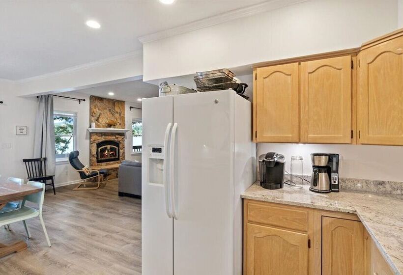 Private Dock: Spacious Lakefront Home In Stover