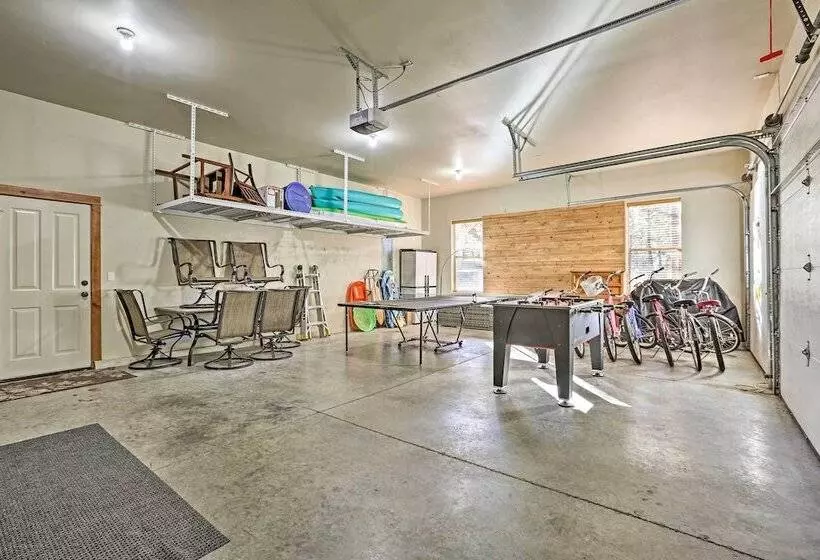 Spacious Sunriver Home W/ Hot Tub & Gas Grill