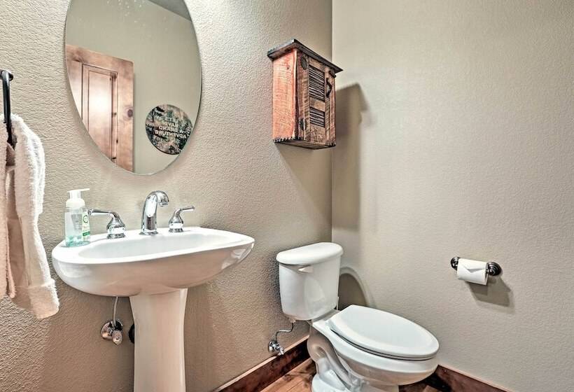 Spacious Sunriver Home W/ Hot Tub & Gas Grill