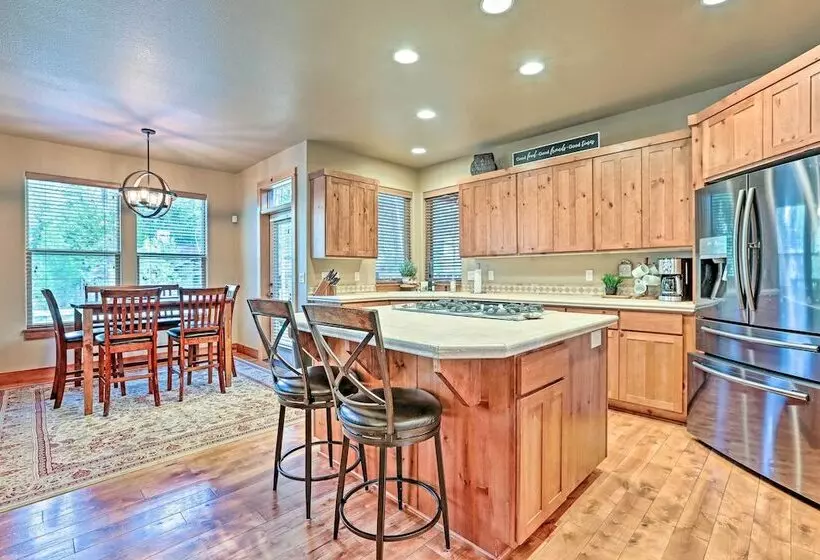 Spacious Sunriver Home W/ Hot Tub & Gas Grill