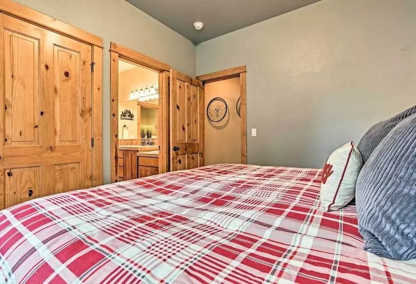 Spacious Sunriver Home W/ Hot Tub & Gas Grill