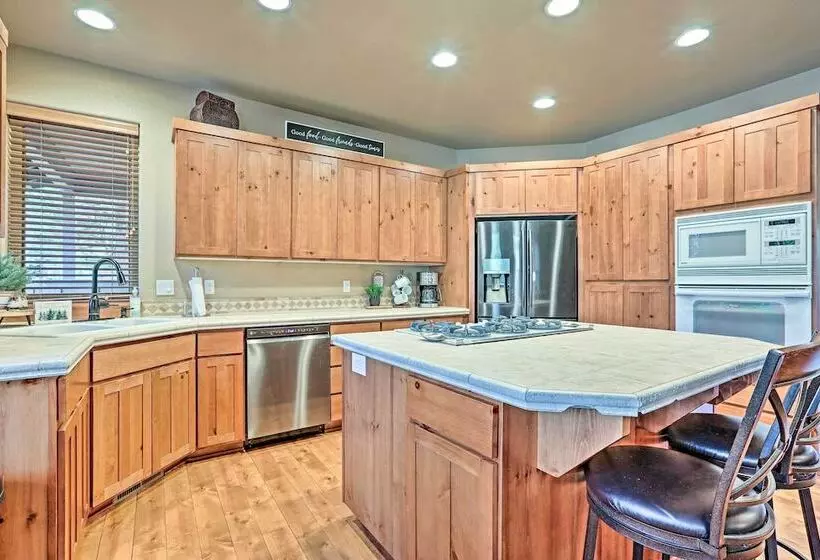 Spacious Sunriver Home W/ Hot Tub & Gas Grill