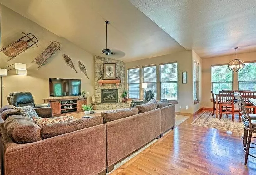 Spacious Sunriver Home W/ Hot Tub & Gas Grill