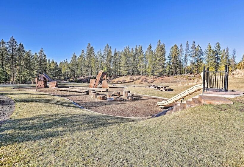 Spacious Sunriver Home W/ Hot Tub & Gas Grill