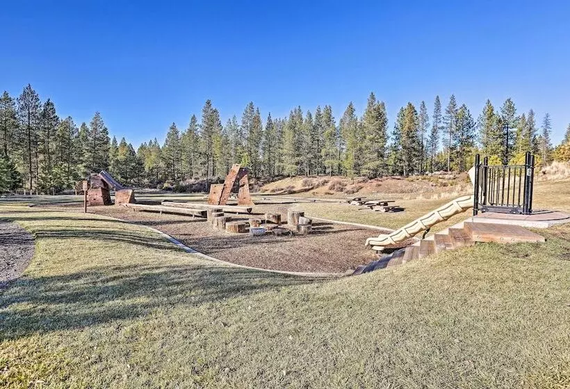Spacious Sunriver Home W/ Hot Tub & Gas Grill