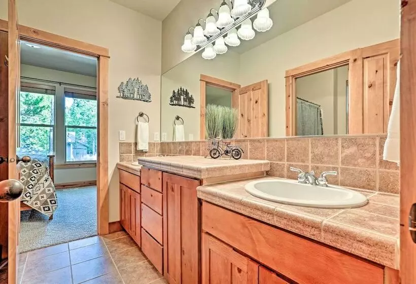 Spacious Sunriver Home W/ Hot Tub & Gas Grill