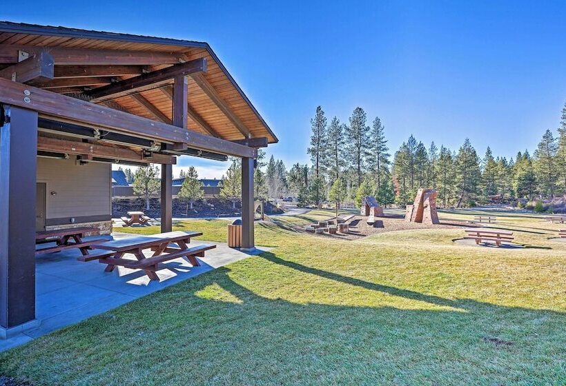 Spacious Sunriver Home W/ Hot Tub & Gas Grill