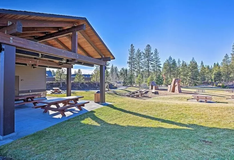 Spacious Sunriver Home W/ Hot Tub & Gas Grill