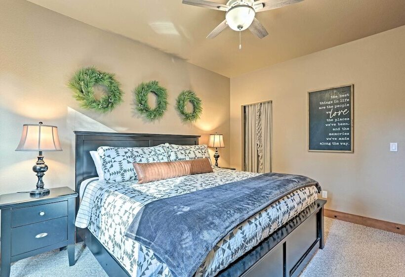 Spacious Sunriver Home W/ Hot Tub & Gas Grill