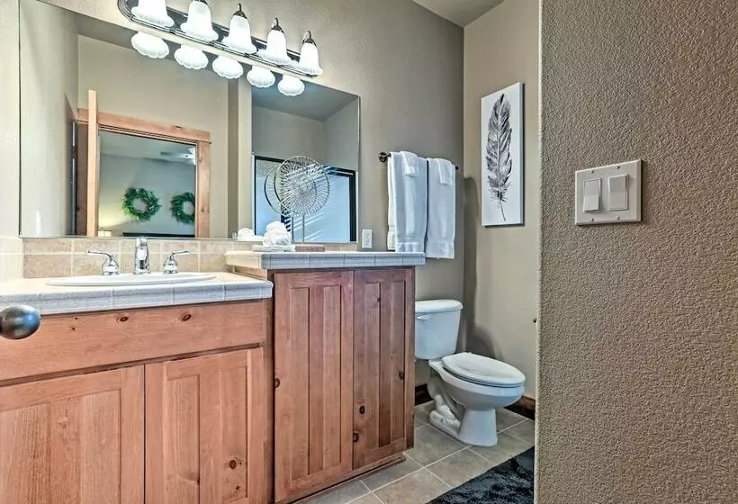 Spacious Sunriver Home W/ Hot Tub & Gas Grill