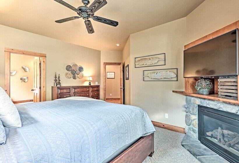 Spacious Sunriver Home W/ Hot Tub & Gas Grill