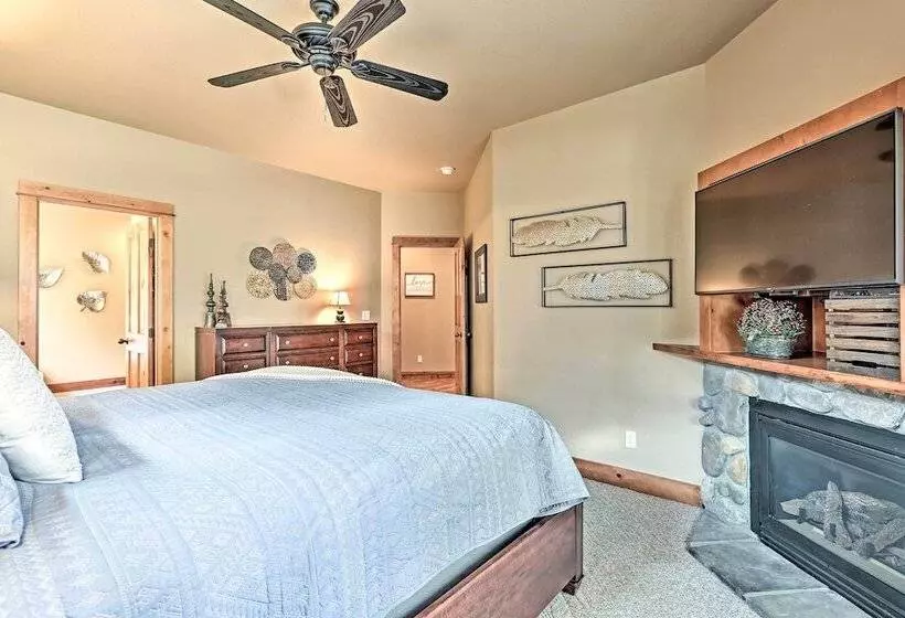 Spacious Sunriver Home W/ Hot Tub & Gas Grill