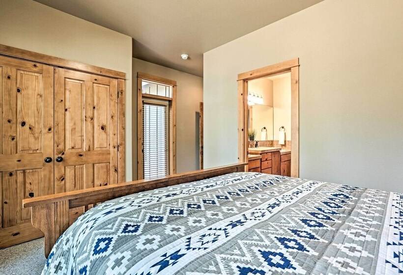 Spacious Sunriver Home W/ Hot Tub & Gas Grill